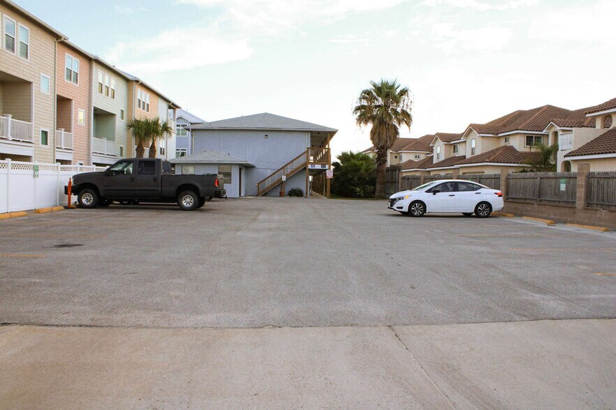 Building Photo - 14898 Granada Dr