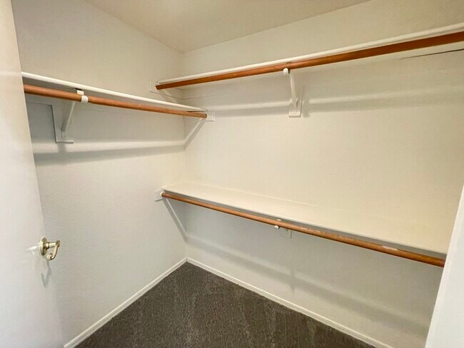 Building Photo - To schedule a viewing, call Wally Fellman ...