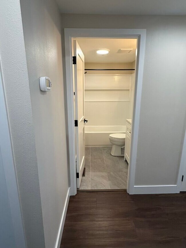 Building Photo - 3 Bedroom 2 bathroom House! Move in Special!