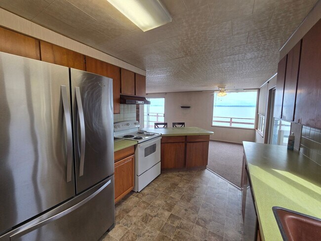 Building Photo - 1545 Colchester Dr E