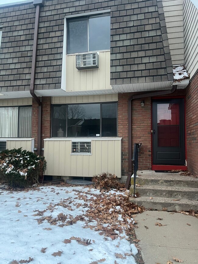 Building Photo - 244 High Path Rd