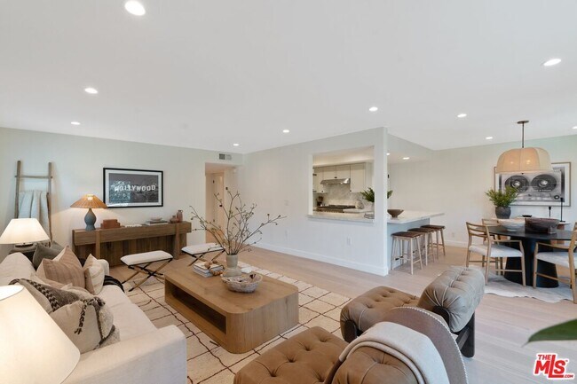 Building Photo - 6720 Hillpark Dr