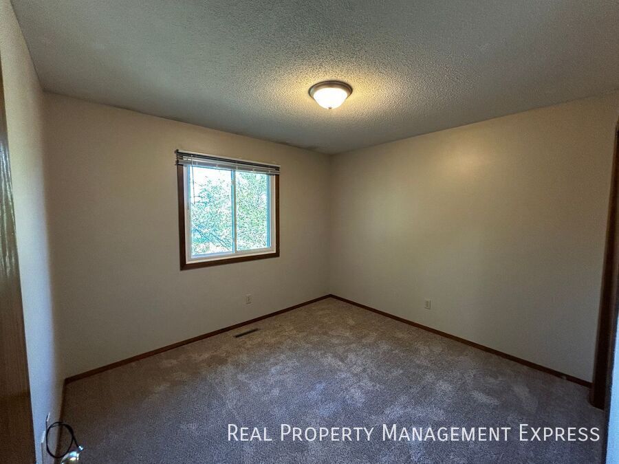 Building Photo - 3 Bedroom 2 Bathroom Home with a Fireplace...