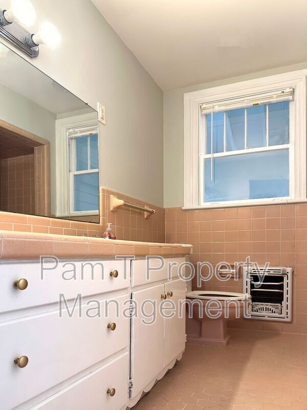 Building Photo - 1112 E Victory Dr