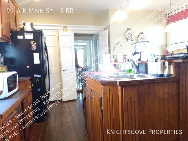 Building Photo - Beautiful, large historic home with origin...