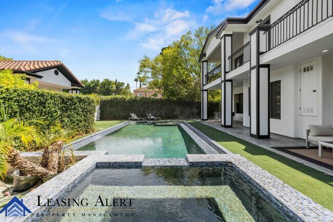 Building Photo - 5011 Hayvenhurst Ave