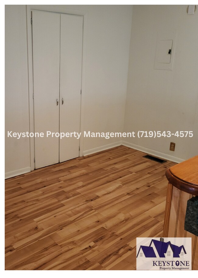 Building Photo - Downtown Apartment in 4-Plex with 2 Bedroo...
