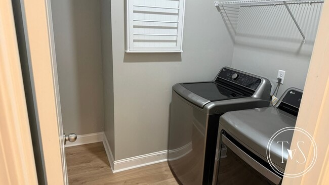 Building Photo - RATE DROP ALERT (was $2600/month) and MOVE IN SPECIAL: $1000 OFF 1ST MONTH'S RENT!**