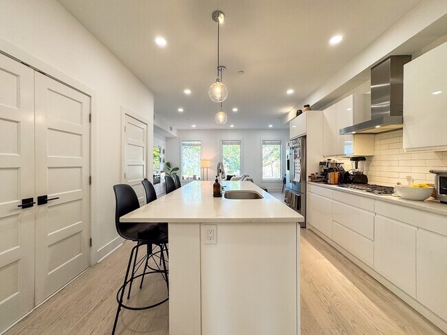 Building Photo - 231 Maverick St