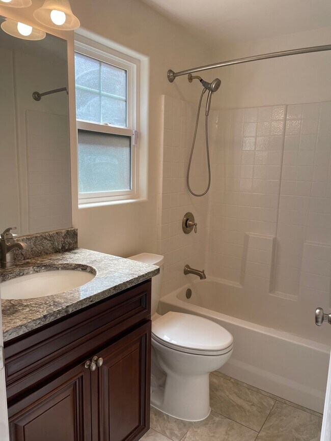Building Photo - Move in Special!! Beautiful 4 bed/4.5 bath...