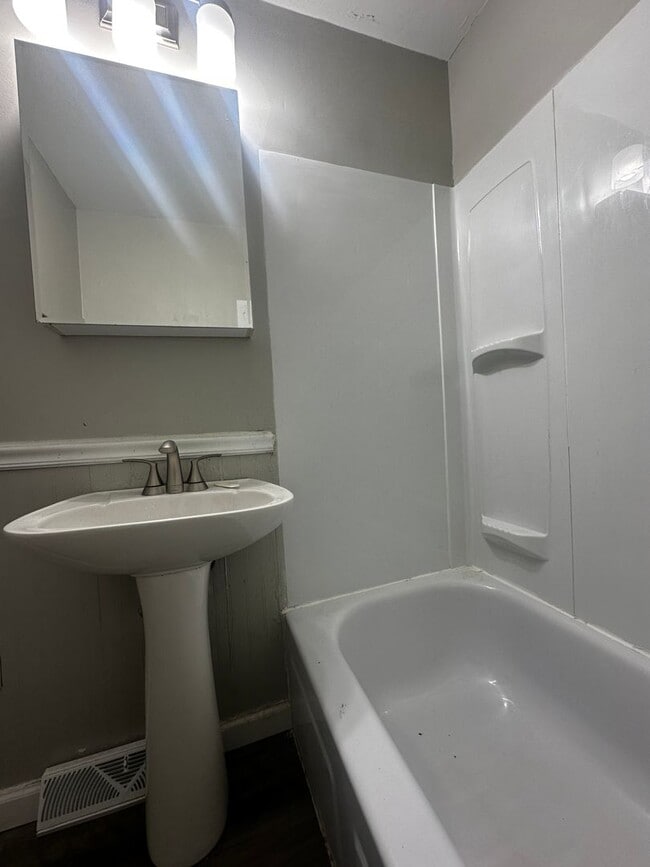 Building Photo - 1408 Methyl St