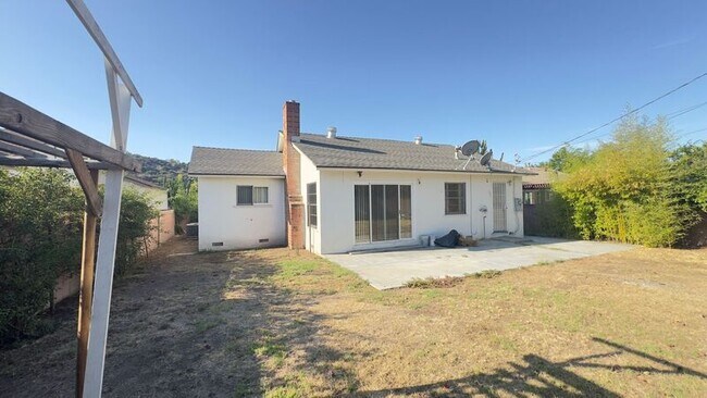 Building Photo - 427 E Haltern Ave