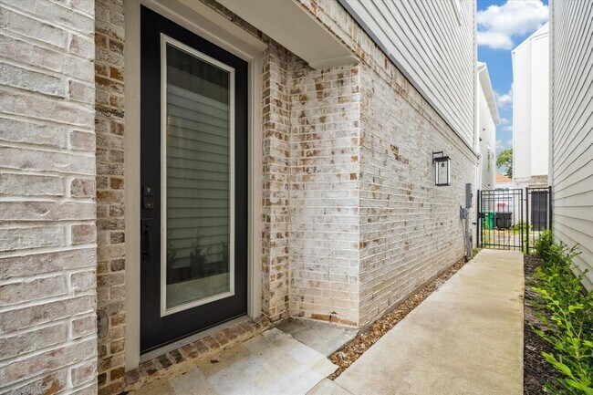 Building Photo - 1404 Cleburne St