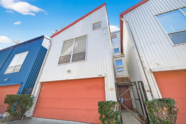 Building Photo - 6911 Yellowstone Way Dr