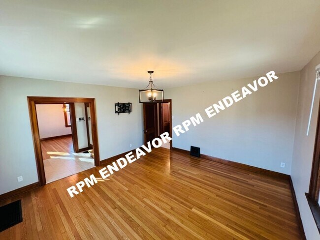 Building Photo - Downtown St. Charles 4BR Home | Walk to Main Street | Garage + Yard