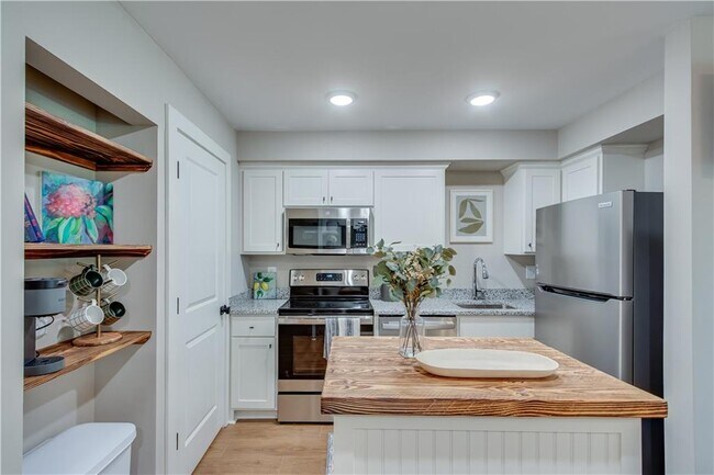 Building Photo - 710 Jesse Jewell Pkwy SE