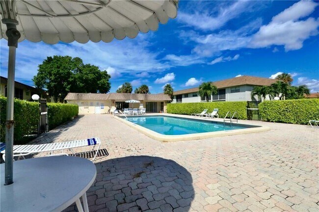 Building Photo - 9915 Sandalfoot Blvd