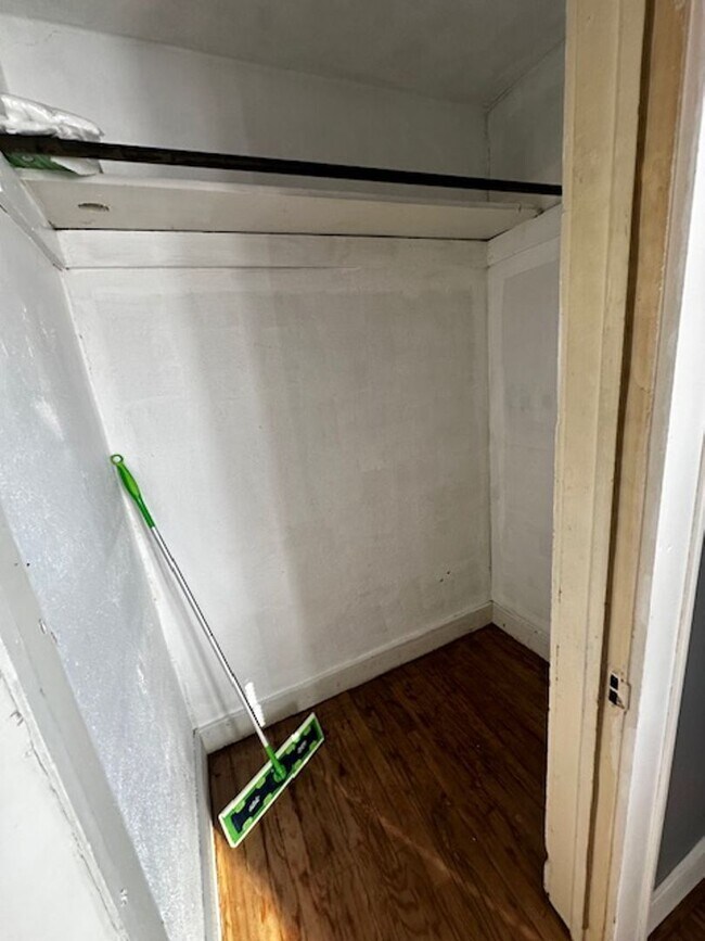 Building Photo - Fully updated Fully furnished All Bills Paid