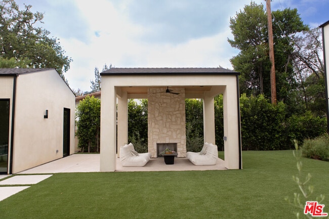Building Photo - 5064 Encino Ave