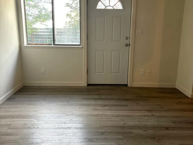 Building Photo - 3 BR / 1 BA in nicely updated duplex in No...