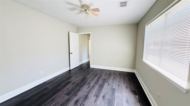 Building Photo - 10418 Towne Oak Ln