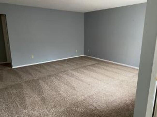 Building Photo - 3 Bedroom / 2 Bath Duplex