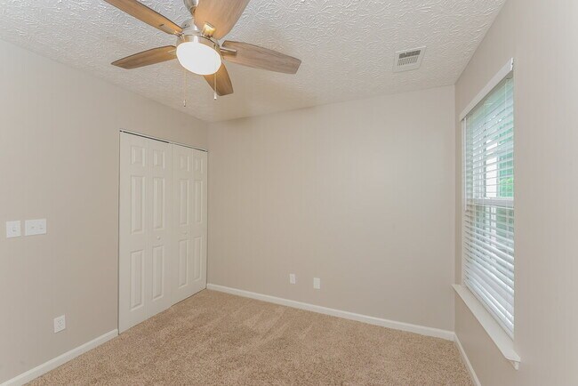 Building Photo - 310 Pieris Dr