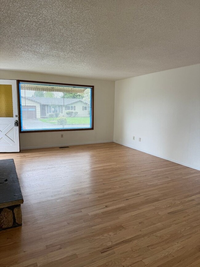 Building Photo - Great location in Milwaukie, OR! 3 bedroom 1 bath home with a large yard!