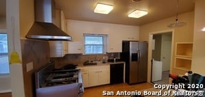 Building Photo - 202 Serna Park