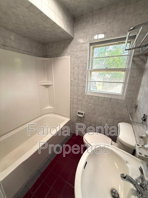 Building Photo - 827 Church St