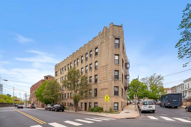 Primary Photo - 787 Summit Ave