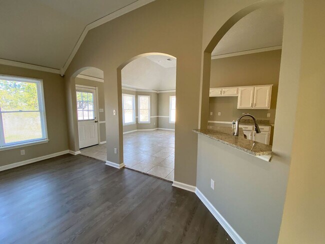 Building Photo - 4 bed, 2 bath in Cordova with ss appliance...