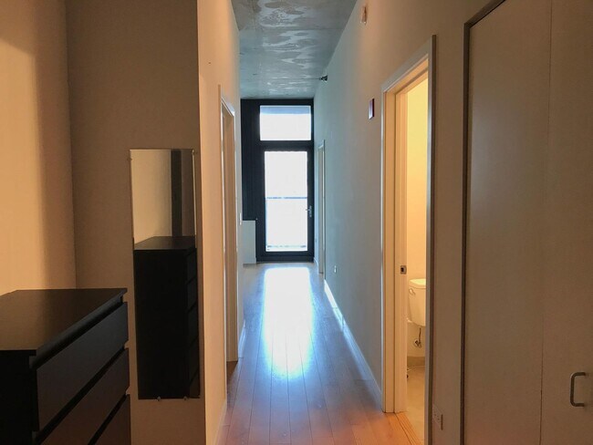 Building Photo - High floor 2b2b unit right by Westloop