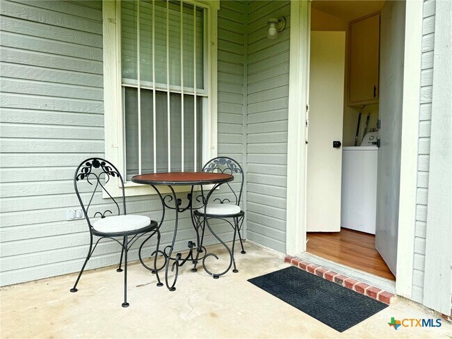 Building Photo - 1008 Circle M Dr