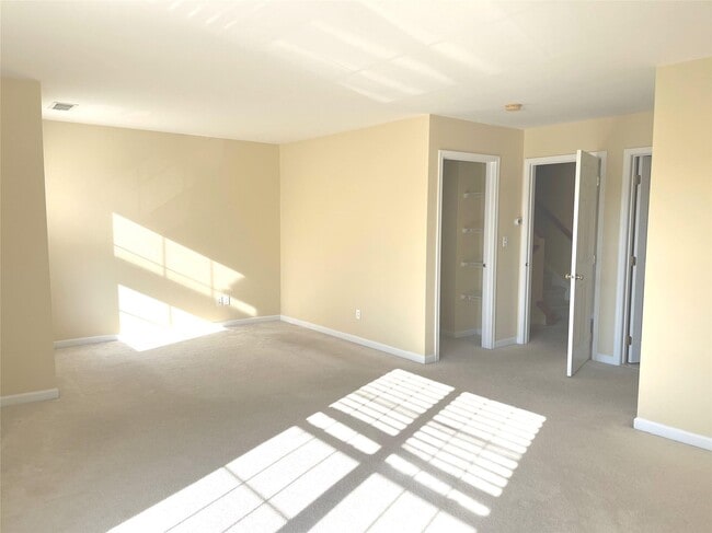 Building Photo - 890 Huntington Dr