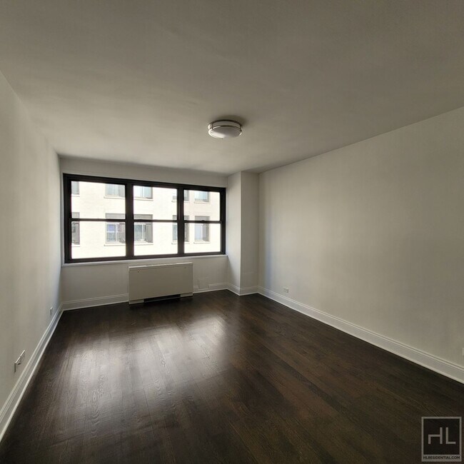 Building Photo - 5 AVENUE