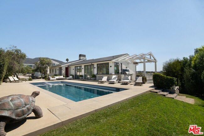 Building Photo - 5770 Busch Dr