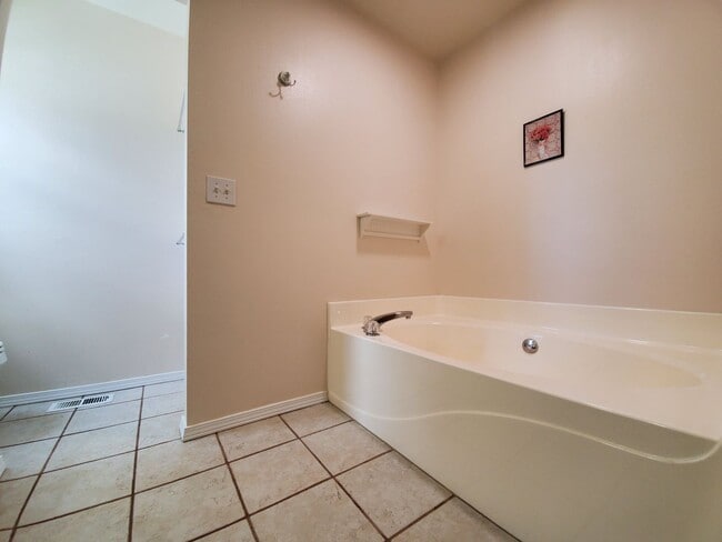 Building Photo - Charming 4-Bedroom Home in Peaceful Neighb...