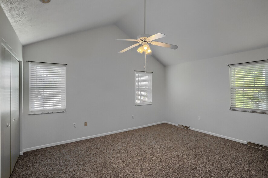 Building Photo - 2624 Hunters Point Dr