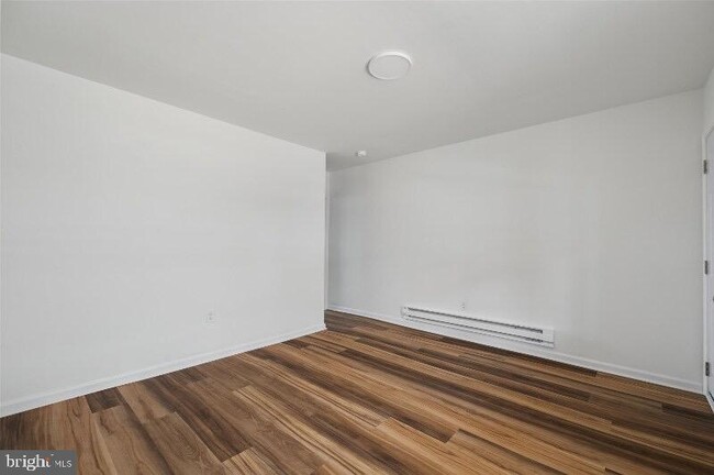 Building Photo - 6123 Glenmore Ave