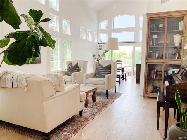 Building Photo - 13 Bernay