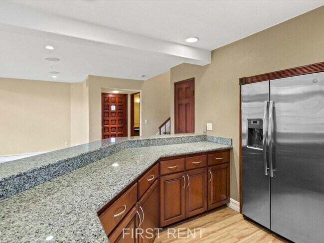 Building Photo - 8642 Villa La Jolla Dr