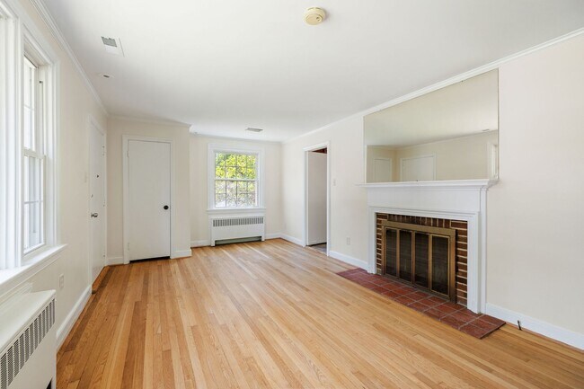 Building Photo - Beautiful 2 Bedroom Corner Lot of Park Ave! ***Available Late June 2026***