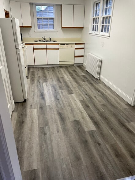 Building Photo - 904 4th St S