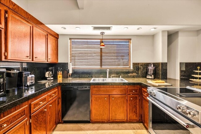 Building Photo - 34820 Mission Hills Dr