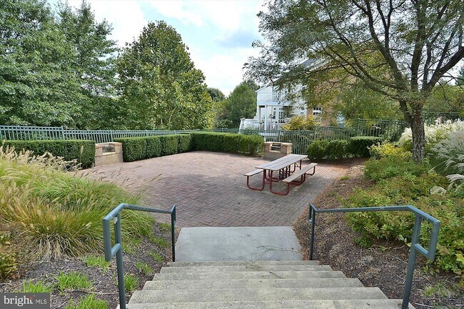 Building Photo - 217 Highland Ridge Ave