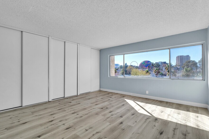 Building Photo - 725 N Royal Crest Cir