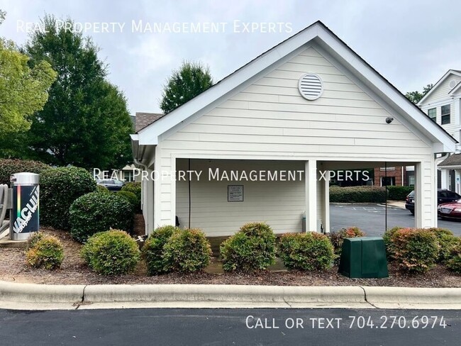Building Photo - 4019 Zilker Park Dr