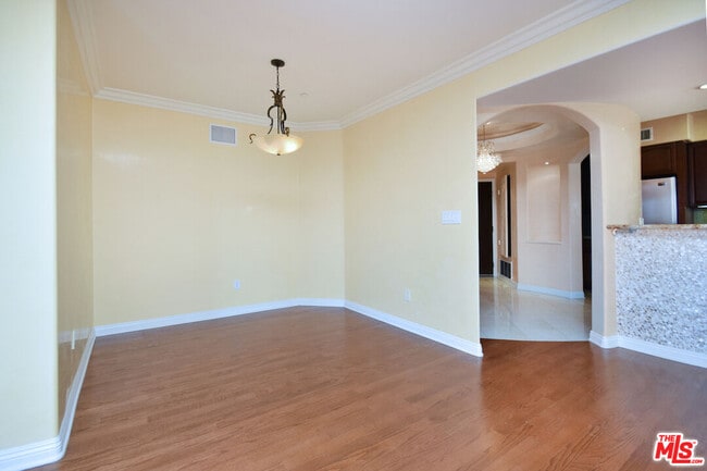 Primary Photo - 1000 Granville Ave