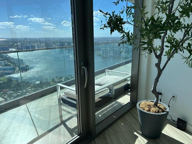 Building Photo - 18975 Collins Ave